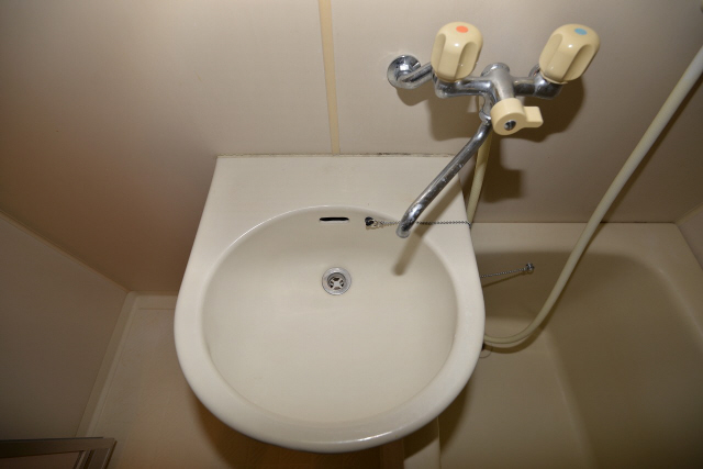 洗面設備　明るい洗面所です