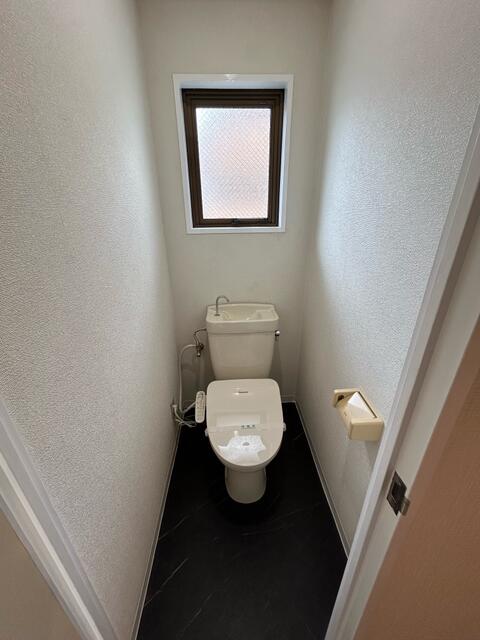 トイレ　落ち着いた色調のトイレです