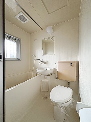 バス・シャワールーム　室内写真は別部屋の写真です。