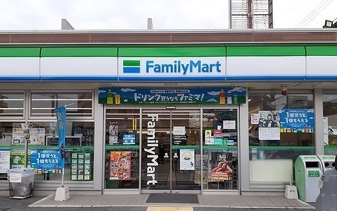 コンビニ　ファミリーマート様（コンビニ）まで450m