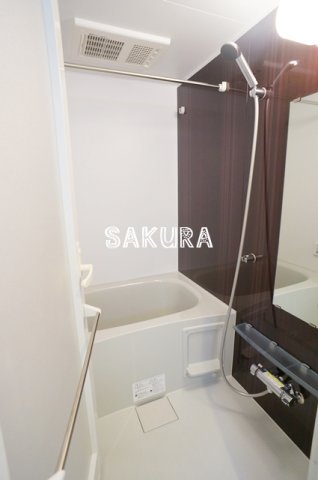 バス・シャワールーム　嬉しい追い焚き・浴室乾燥機付きです♪