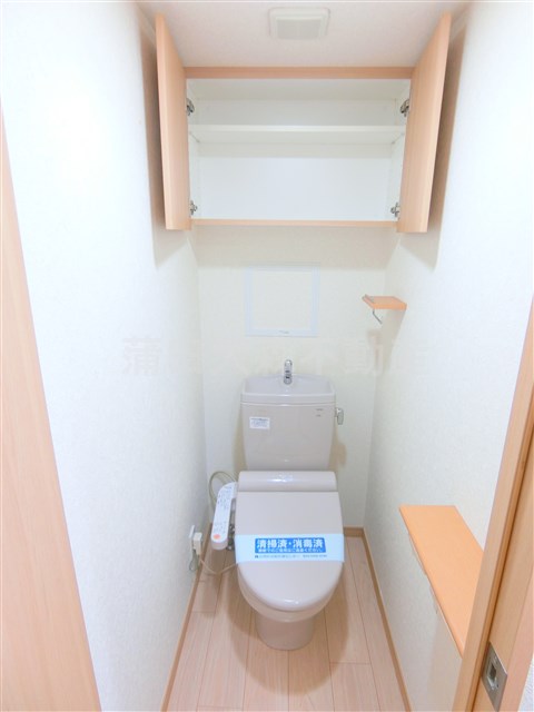 トイレ　棚収納と温水暖房便座付きのトイレ