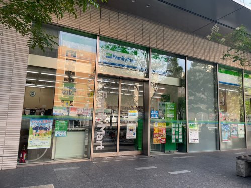 コンビニ　ファミリーマート 桜通本町店（コンビニ）まで99m