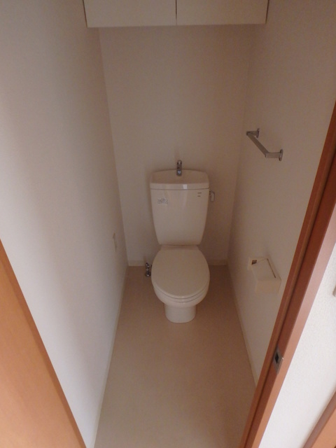 トイレ　上部収納もあるトイレです。
