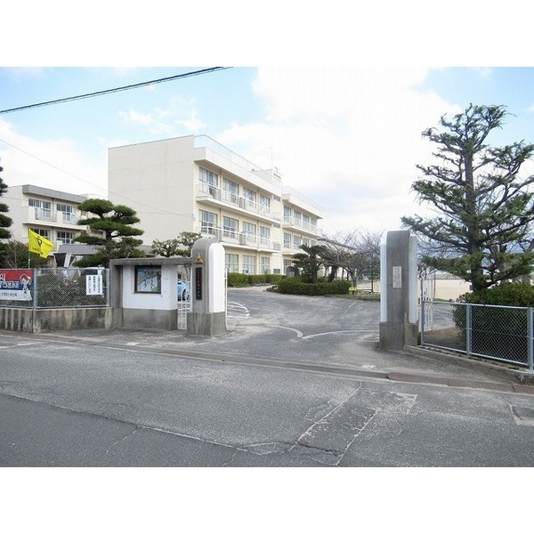 小学校　防府市立新田小学校（小学校）まで450m