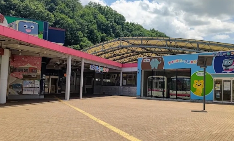 コンビニ　セブンイレブン 京王多摩動物公園駅店（コンビニ）まで658m