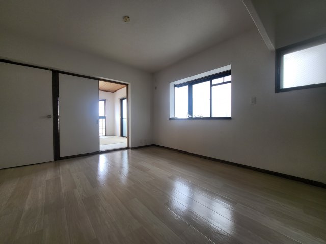 居室・リビング　出窓もついて明るいお部屋です！