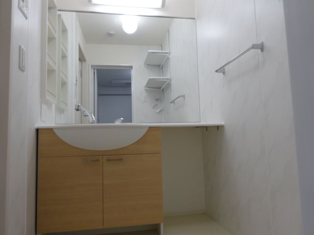 洗面設備　大きな鏡のついた洗面台はこのお部屋の魅力です