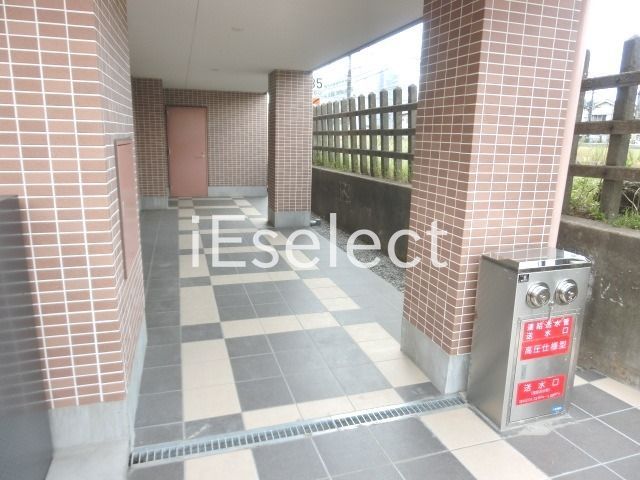 駐車場　屋根付き駐輪場