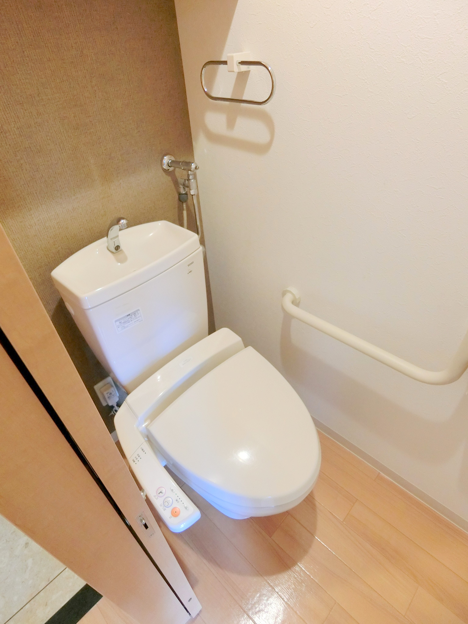 トイレ　トイレには人気のウォシュレットが設置されています。