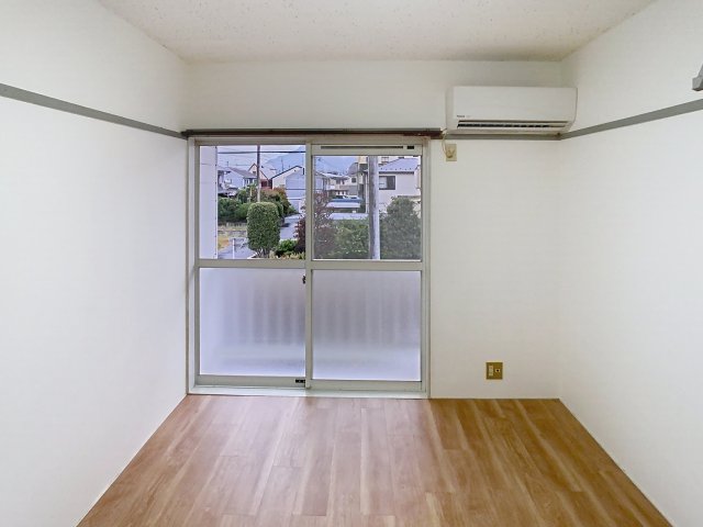 居室・リビング　写真は空室の１室を掲載しております。仕様等が異なる場合は現況