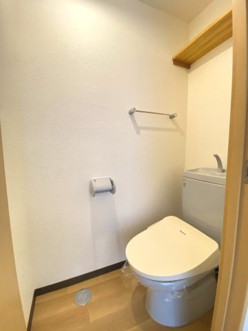 トイレ　収納棚、温水洗浄暖房便座付き
