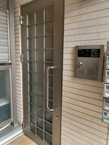 セキュリティ　エントランスはオートロックで安心