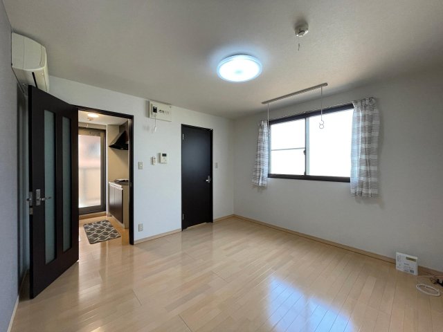 居室・リビング　北側でも窓が大きく明るい室内。８帖で広々使えます