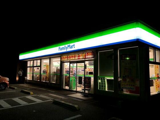 コンビニ　ファミリーマート小松長崎町店（コンビニ）まで175m