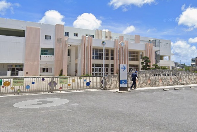 小学校　沖縄市立比屋根小学校（小学校）まで657m