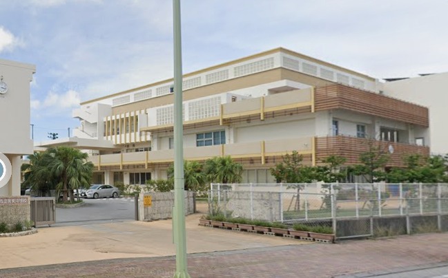 中学校　沖縄市立美東中学校（中学校）まで1100m