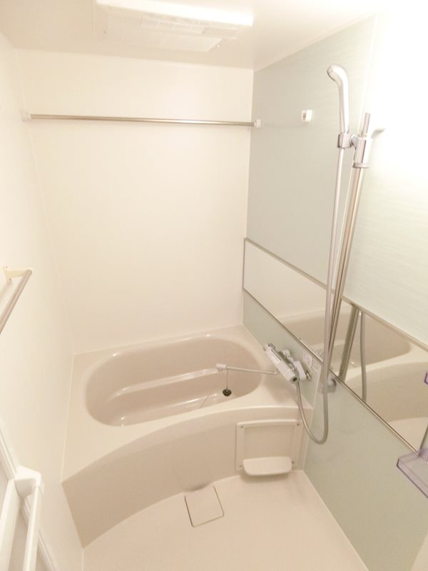 バス・シャワールーム　清潔感のあるバスルームはトイレと別にしました