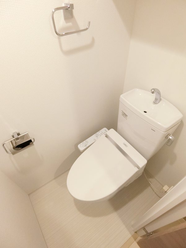 トイレ　機能的で快適な温水洗浄便座になります