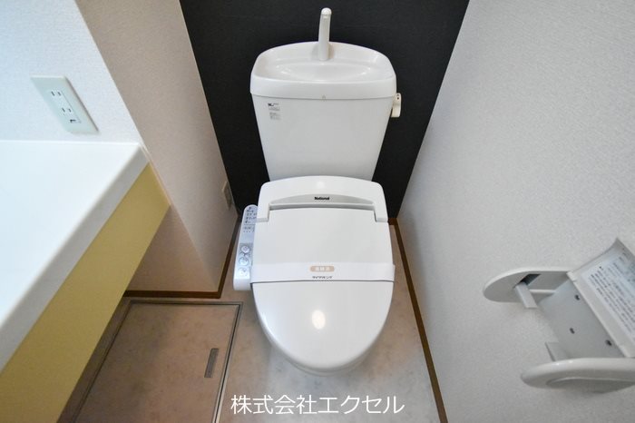 トイレ　温水洗浄便座です。