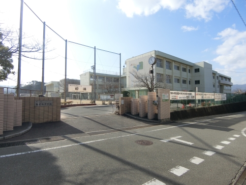 中学校　春日市立春日西中学校（中学校）まで640m