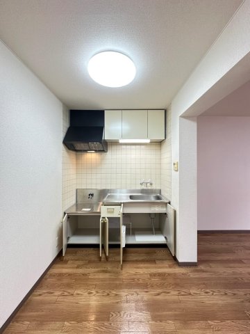 キッチン　コックピットのように使いやすくダイニングからの視線を隠し易い
