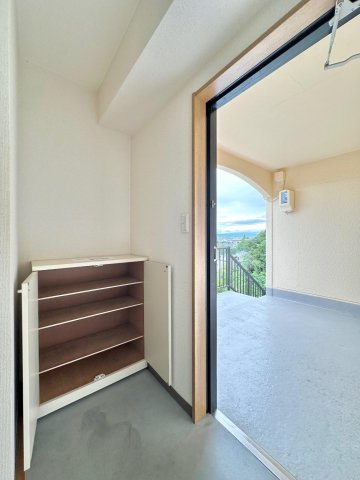 玄関　眺望良好、靴箱、玄関前・雨除け広々、TVモニターインターホン