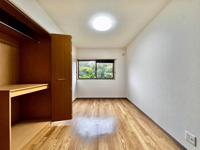 その他　5帖洋室、借景西側窓、収納力のあるクローゼット