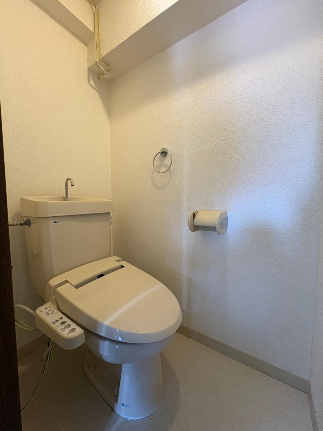 その他共有部分　マンション入口には飲料とこだわり系冷凍ラーメンの自販機設置。