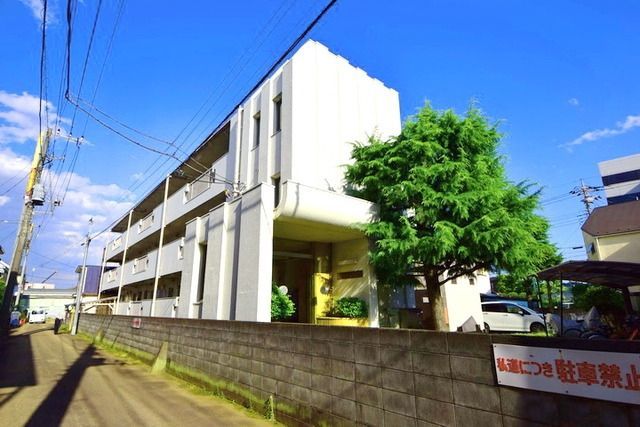 建物外観　～周辺にはスーパーやコンビニがありお買い物に便利です～