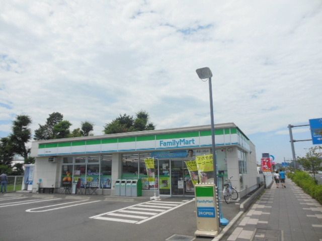コンビニ　ファミリーマート（コンビニ）まで750m