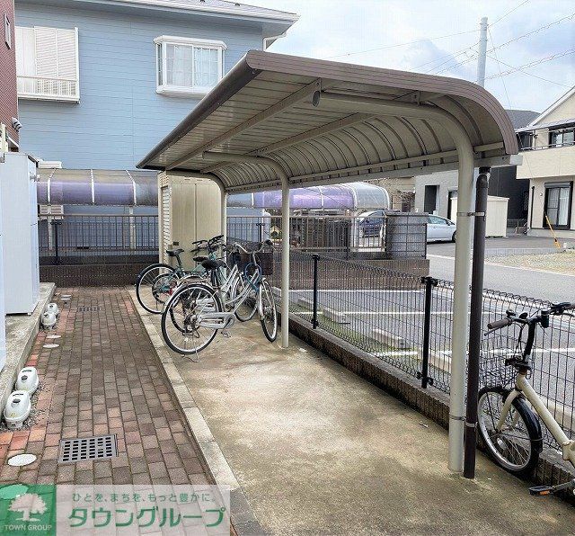 その他　屋根付き駐輪場完備