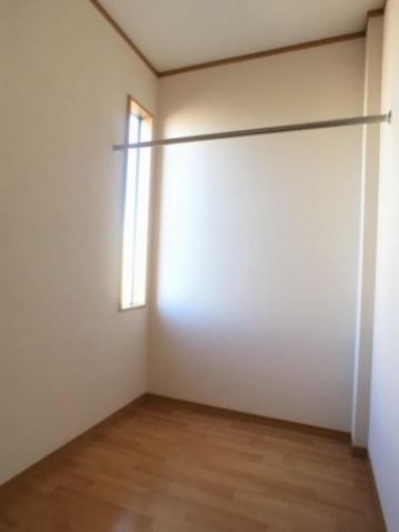 その他部屋・スペース　サービスルーム。室内物干し付いてます。