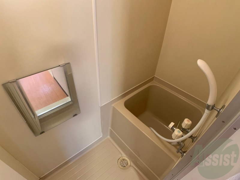 バス・シャワールーム　こちらはお風呂。一日の疲れをここで癒してください。