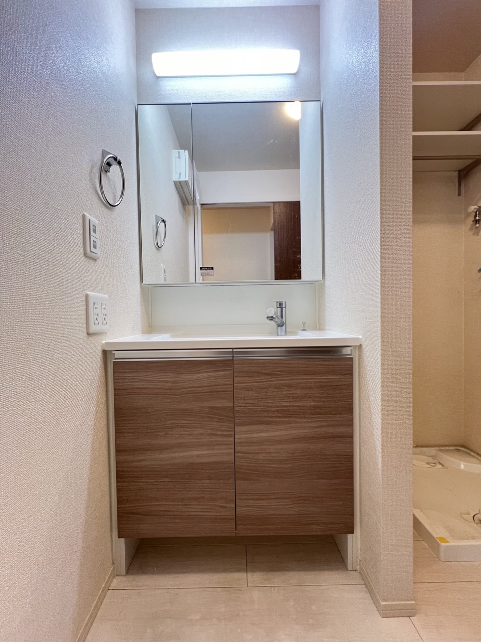 洗面設備　※同物件、別部屋の写真です。