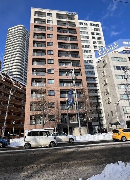 札幌市中央区南九条西のマンションの建物外観