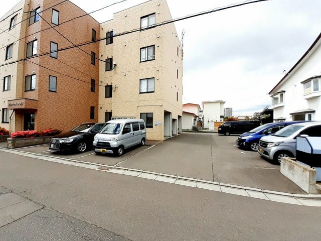 【函館市杉並町のマンションの駐車場】