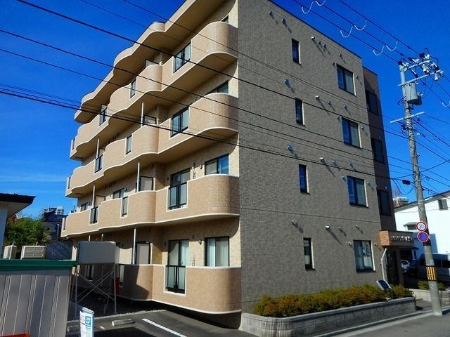 【函館市杉並町のマンションの建物外観】