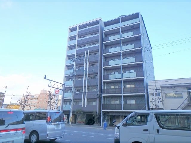 京都市右京区西院南高田町のマンションの建物外観