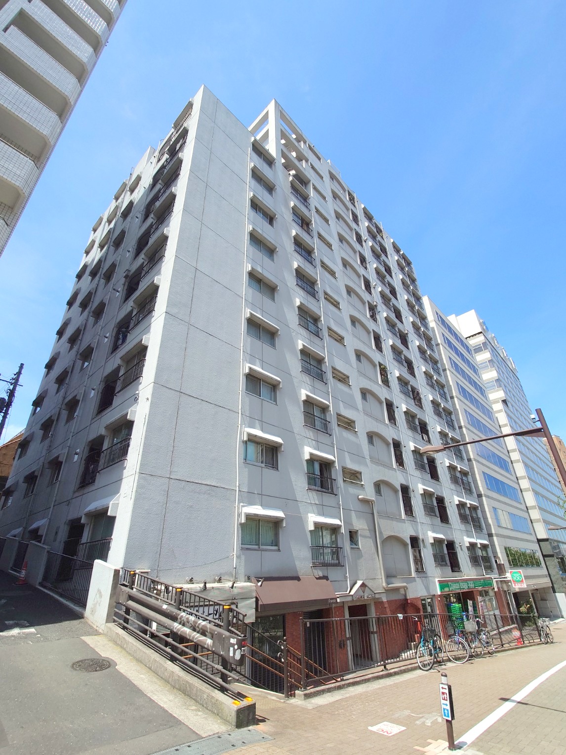 【新都心マンションの建物外観】