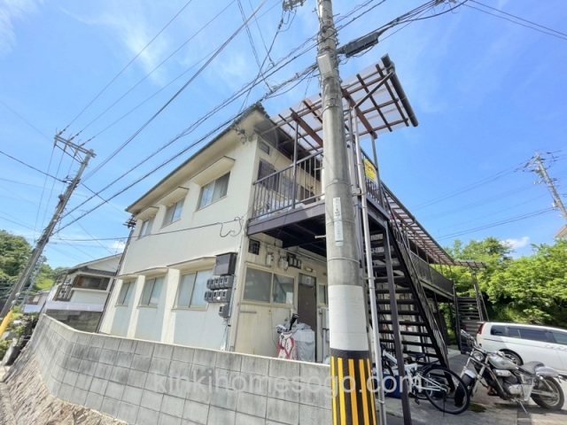 広島市東区戸坂大上のアパートの建物外観