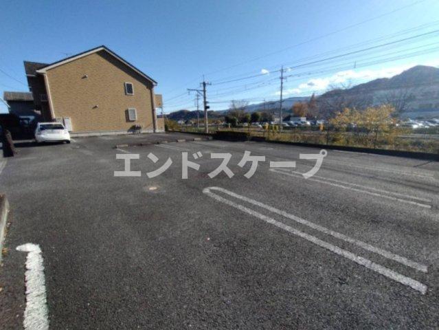 【富岡市神農原のアパートの駐車場】