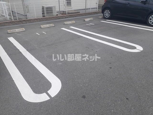 【加古川市加古川町友沢のアパートの駐車場】