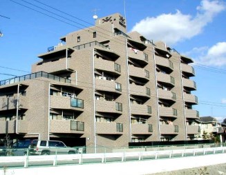 【明石市魚住町鴨池のマンションの建物外観】