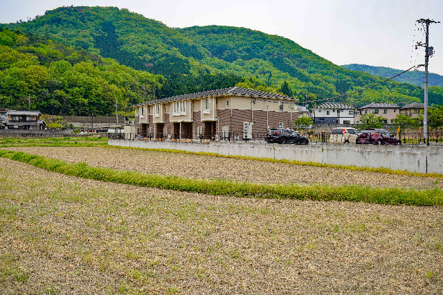 岡山市北区御津野々口のアパートの建物外観