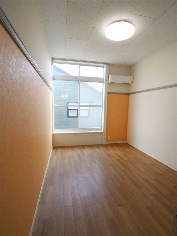 居室・リビング　洋室：エアコン＆照明付／壁アクセントクロス張替・床ＣＦ貼替済