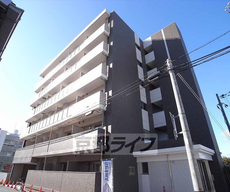 京都市南区上鳥羽高畠町のマンションの建物外観