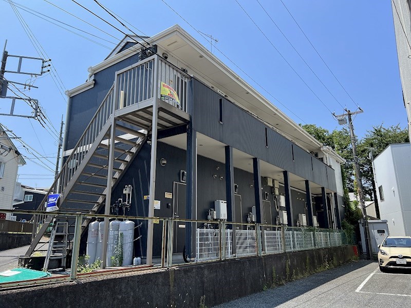 秦野市下大槻のアパートの建物外観