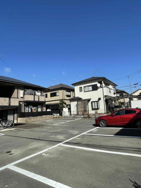 【高砂市米田町島のアパートの駐車場】