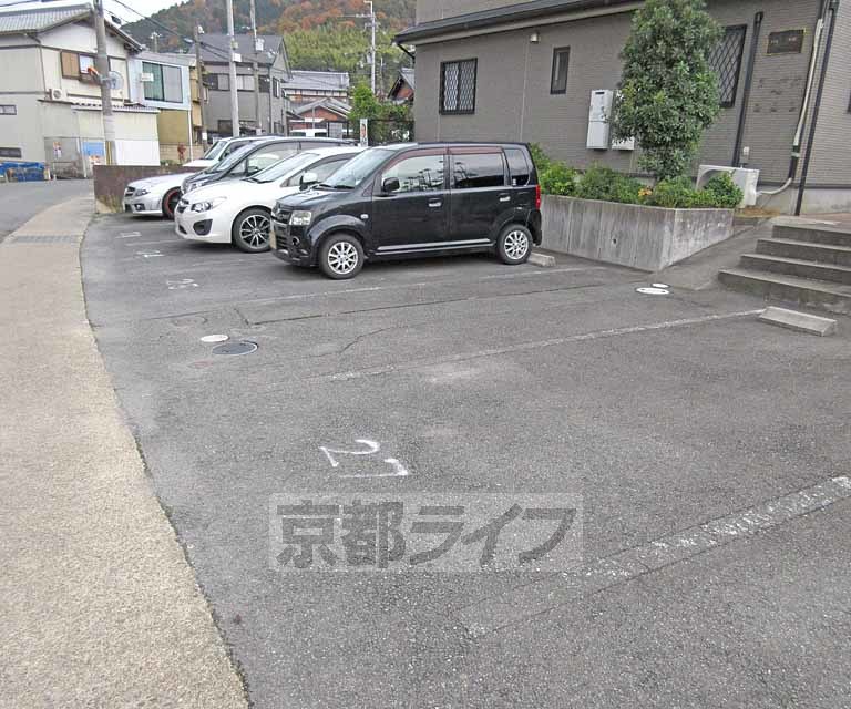 【京都市山科区西野山桜ノ馬場町のアパートの駐車場】